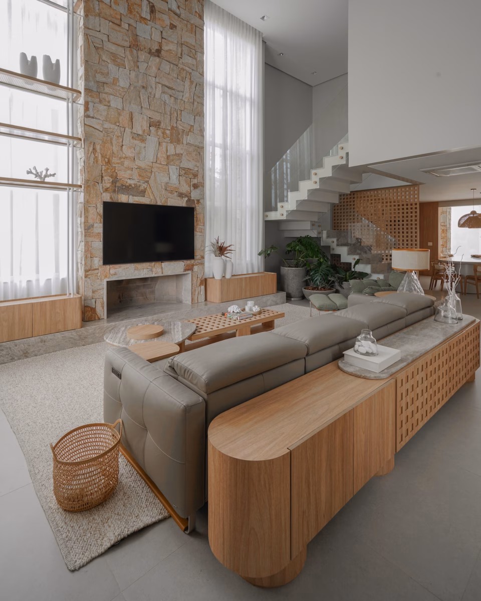 Elegância Rústica: Revestimento em Pedra Moledo e Detalhes em Madeira - inspiração