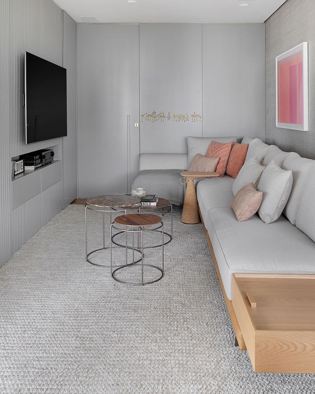 Tecido que Aconchega: Cinza e Veludo Para um Toque Sensorial - ideia