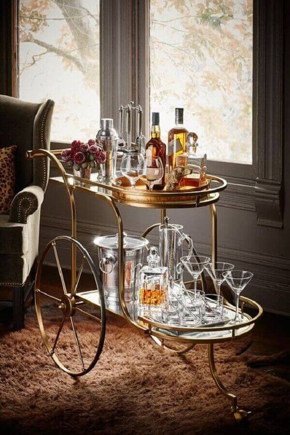 Com Aparador Retrô: Charme Vintage e Drinks Clássicos - inspiração