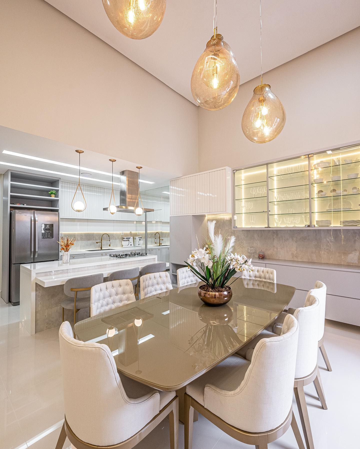 Com Prateleiras Aéreas e Estilo Minimalista - ideia