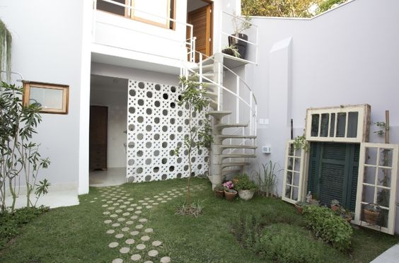 Escada Caracol: Charme e Elegância em Espaços Compactos - detalhe