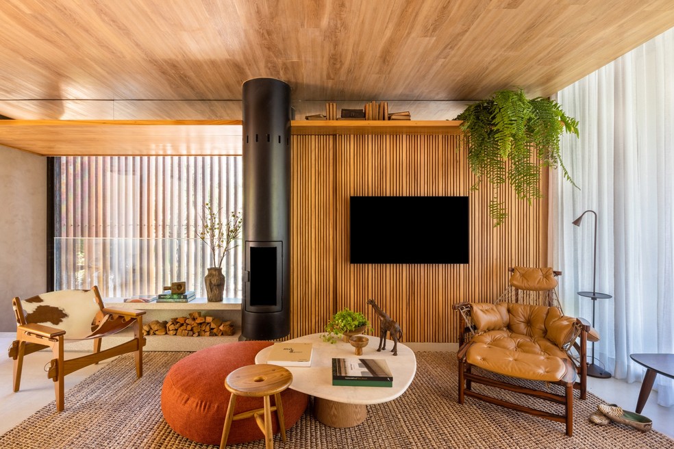 Com Painel Ripado de Madeira: Elegância e Aconchego - inspiração