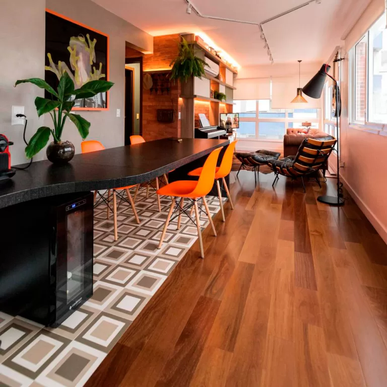 Piso de Madeira Rústica e Sofá de Couro: Um Contraste Cheio de Personalidade - detalhe