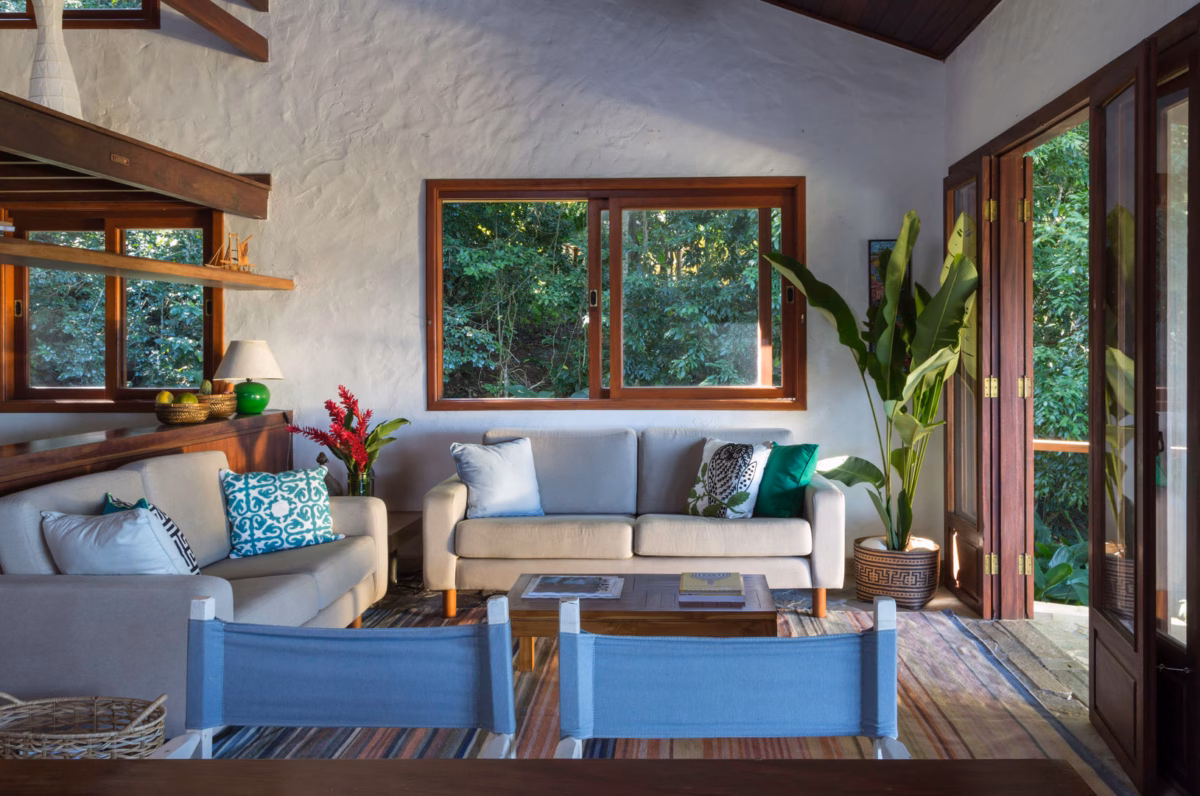 Aconchego Natural: Sala de Estar Simples com Toques de Madeira e Plantas - inspiração