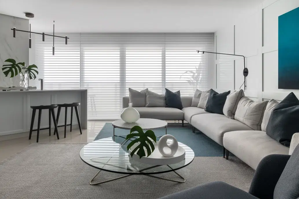 Minimalismo Elegante: Sala de Estar Simples em Tons de Cinza e Branco - inspiração