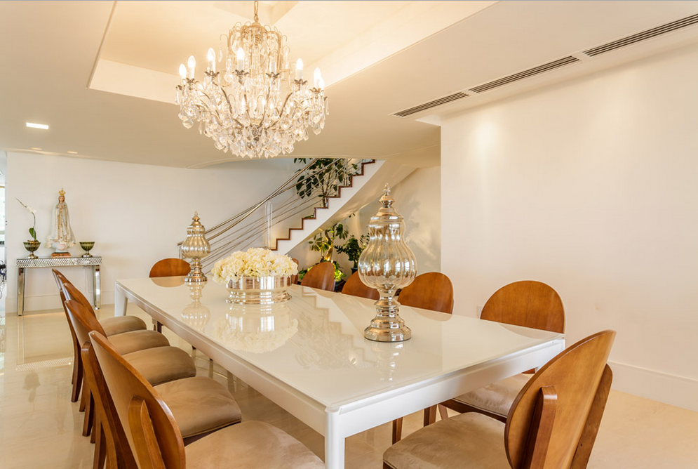 Sala de Jantar Clássica com Lustre Imponente - inspiração