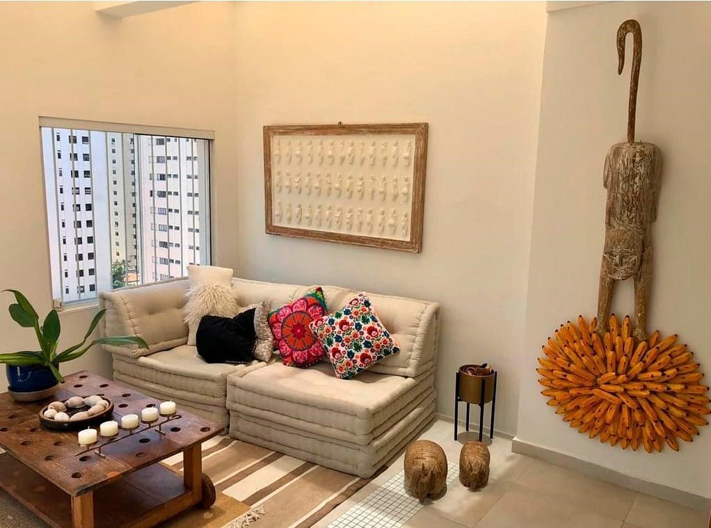 Sofá Sem Braço Aconchegante com Manta de Tricô e Almofadas Coloridas - detalhe