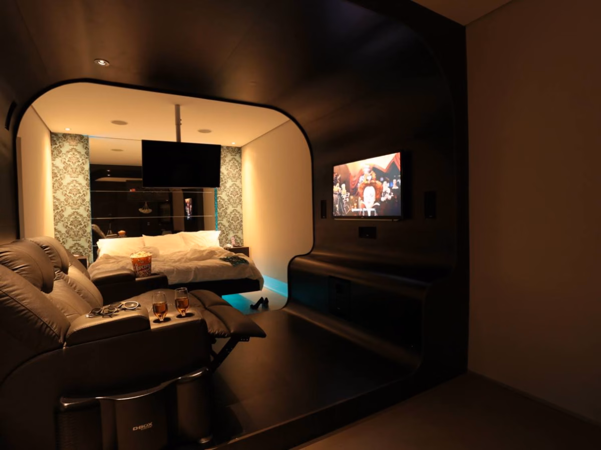 Suíte com Decoração Neon e Temática Futurista - inspiração