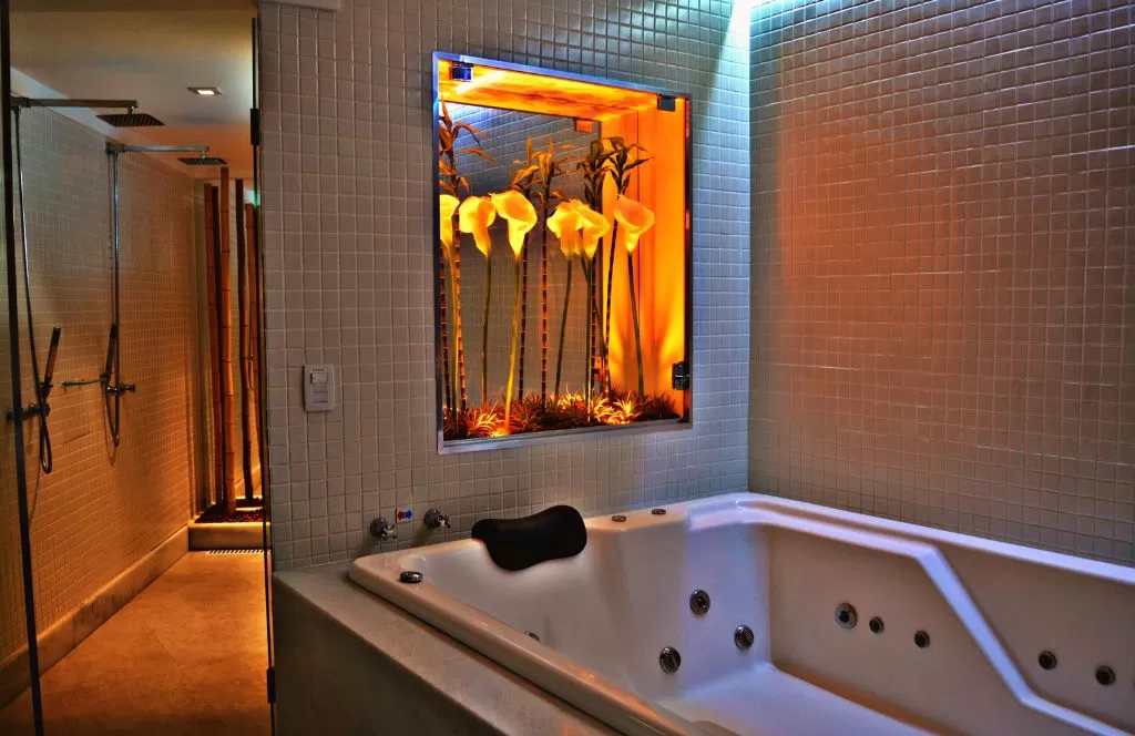 Suíte com Banheira de Hidromassagem e Cromoterapia Relaxante - inspiração