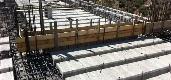 Viga Invertida Aparente com Acabamento Rústico: Um Toque Industrial Chic - inspiração