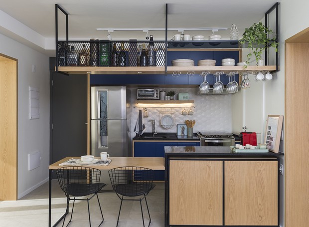 Armário de Cozinha em MDF com Nichos Abertos para Plantas e Utensílios: Integração e Charme! - ideia