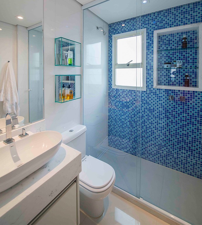 Banheiro Pequeno com Pastilhas Coloridas no Box - inspiração