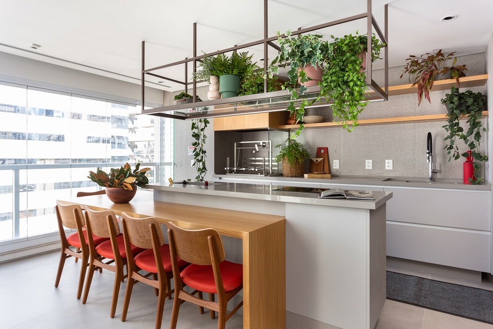 Cozinha com Península e Jardim Vertical: Natureza Integrada - detalhe