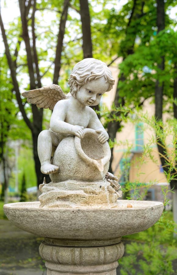 Fonte Esculpida em Formato de Anjo em Jardim Romântico com Rosas - detalhe