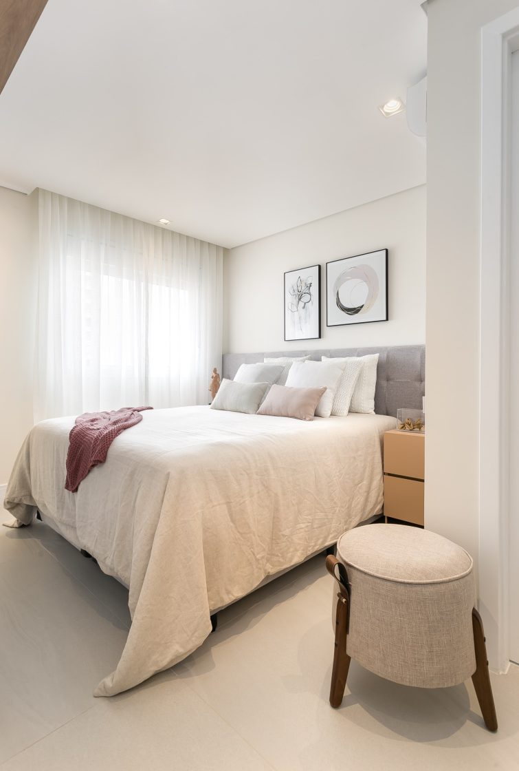 Quarto Pequeno Minimalista com Paleta Neutra: Elegância e Simplicidade! - inspiração