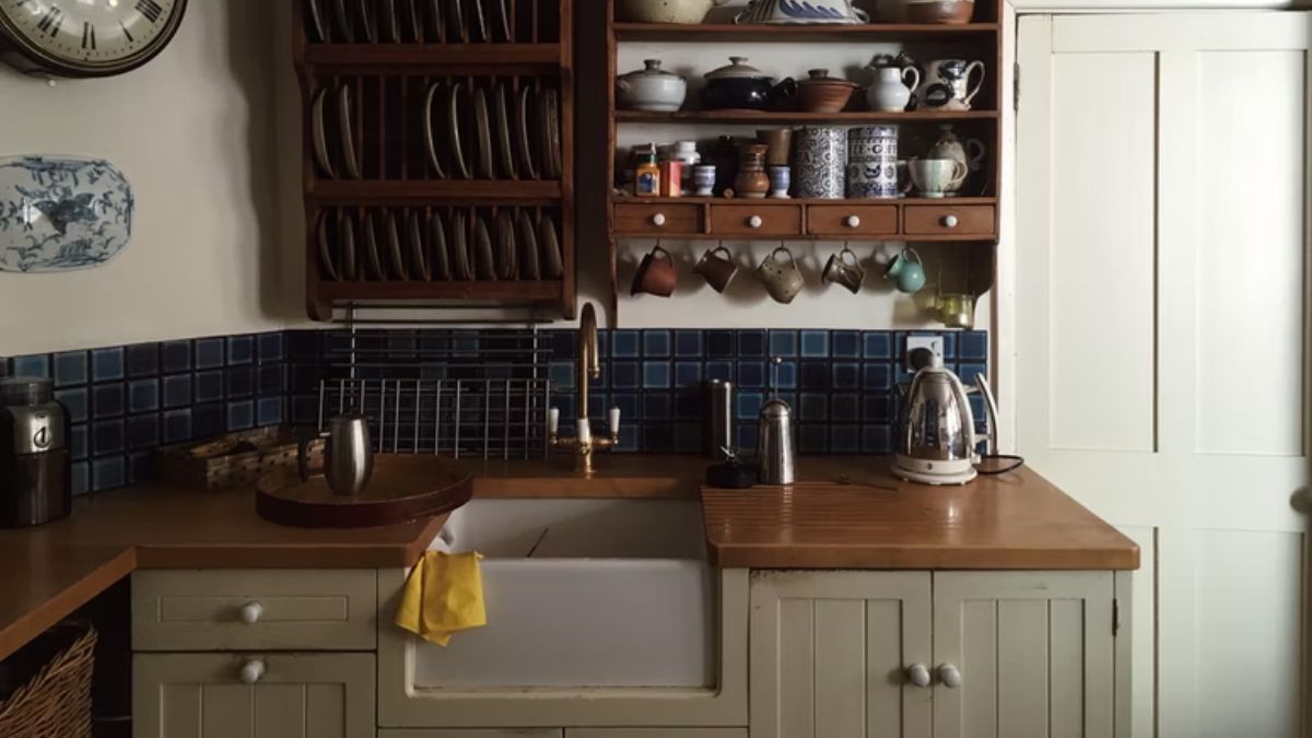 Elegância Vintage: Cozinha com Azulejos Decorados e Utensílios Retrô - ideia