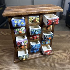 Explosão de Cores: Prateleira Pintada à Mão com Motivos Florais - inspiração