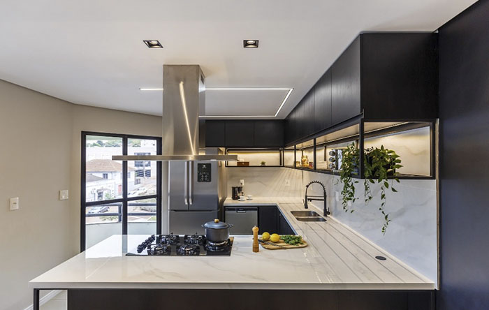 Cozinha Planejada Clean: Minimalismo e Cores Neutras para um Ambiente Zen - inspiração