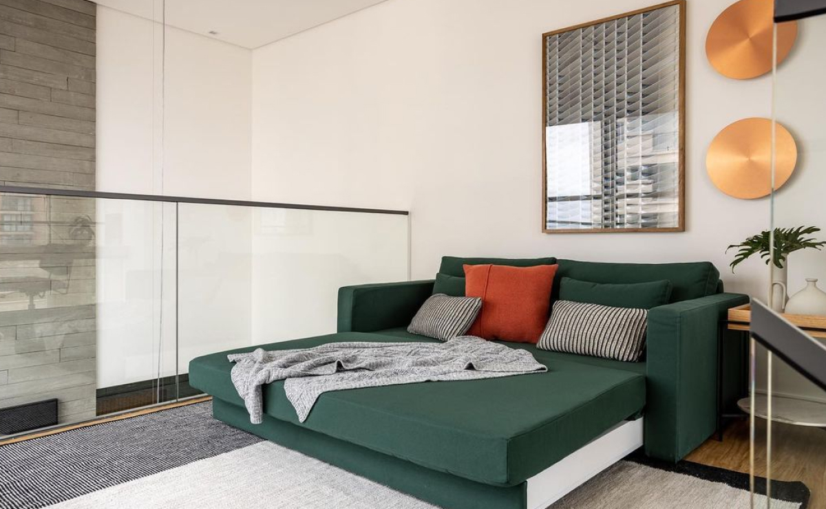 Funcionalidade Compacta: Sofá-Cama em Sala Pequena com Soluções Inteligentes - detalhe