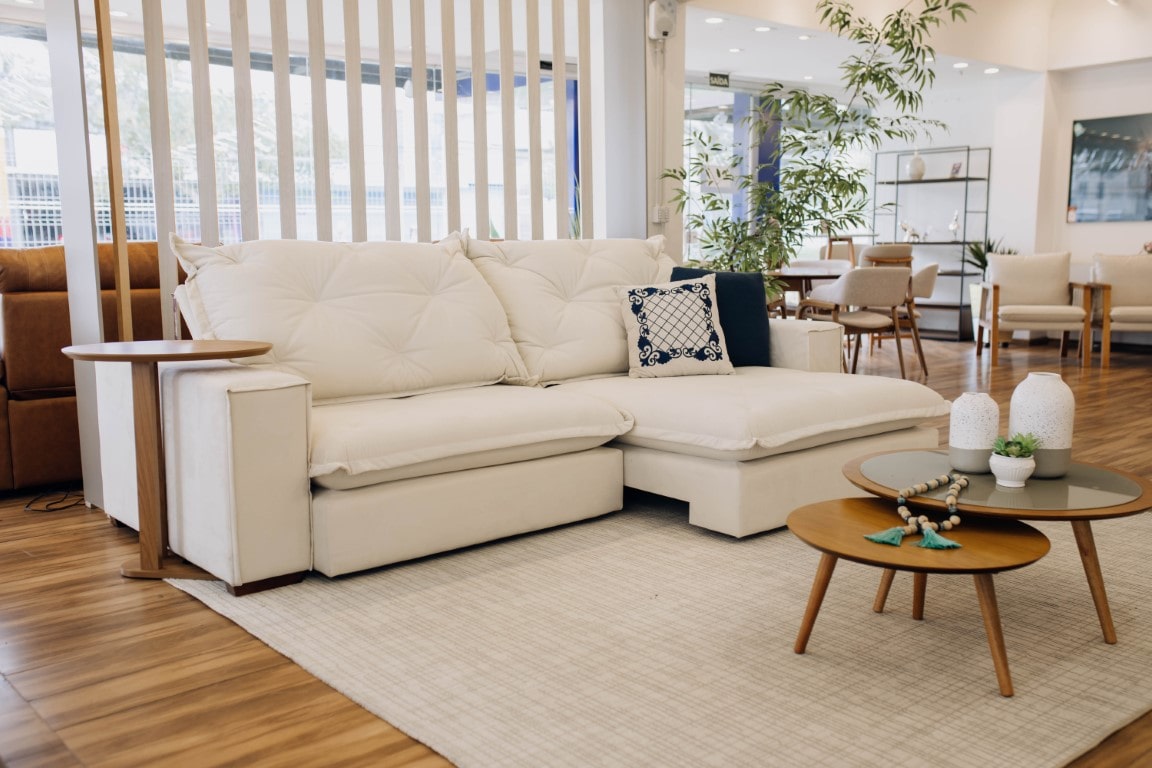 Sofá em Linho Natural com Detalhes em Madeira: Elegância Relaxante - ideia