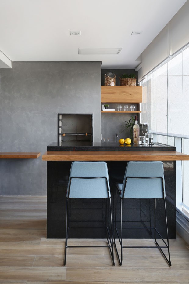 Varanda Gourmet com Churrasqueira e Cores Vibrantes para Alegrar o Ambiente - ideia