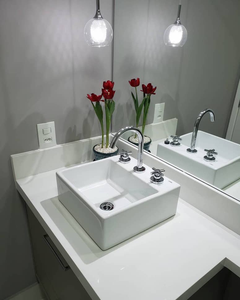 Bancadas Estreitas com Cubas de Apoio: Elegância que Não Compromete a Circulação - detalhe