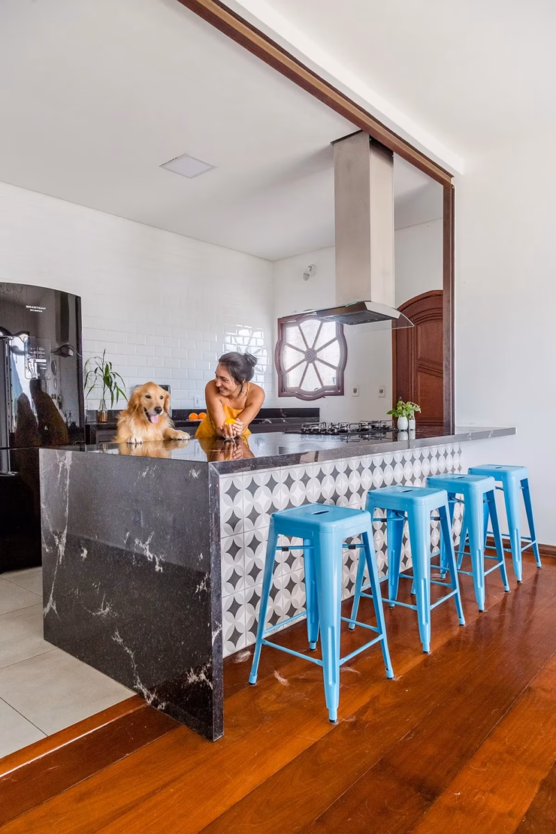 Península Multifuncional com Cooktop e Bancos Coloridos: Praticidade com Estilo - detalhe