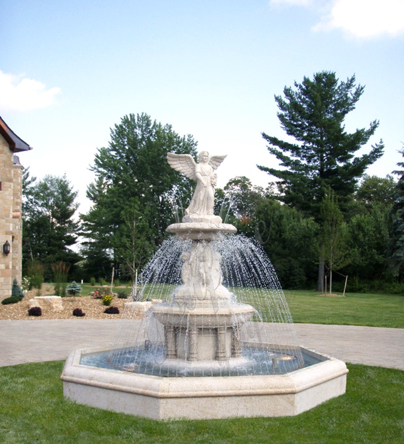 Fonte Esculpida em Formato de Anjo em Jardim Romântico com Rosas - ideia