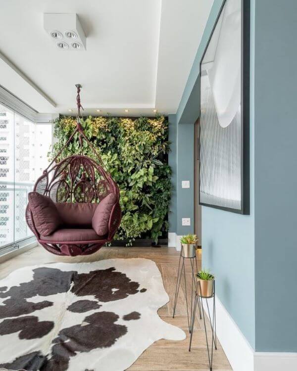 Sacada Vibrante com Cadeira Suspensa e Cores Quentes - detalhe