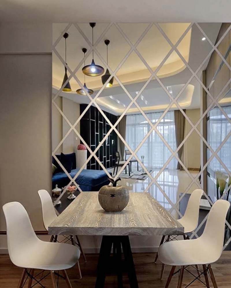 Sala de Estar Iluminada com Detalhes em Cobre e Espelhos - ideia