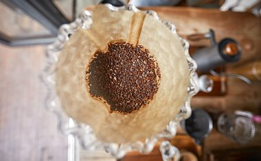 Com Borra de Café: Para um Descarte Inteligente e Limpeza Eficaz - detalhe