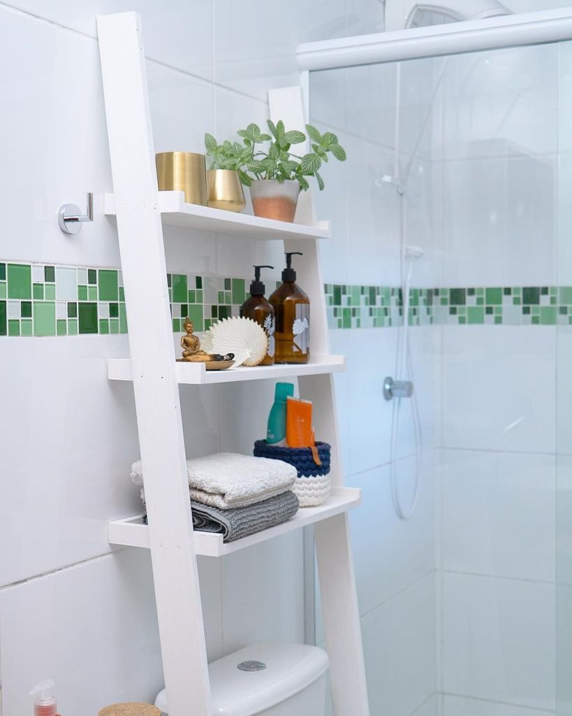 Prateleiras Escada: Otimizando o Espaço Vertical com Charme - inspiração