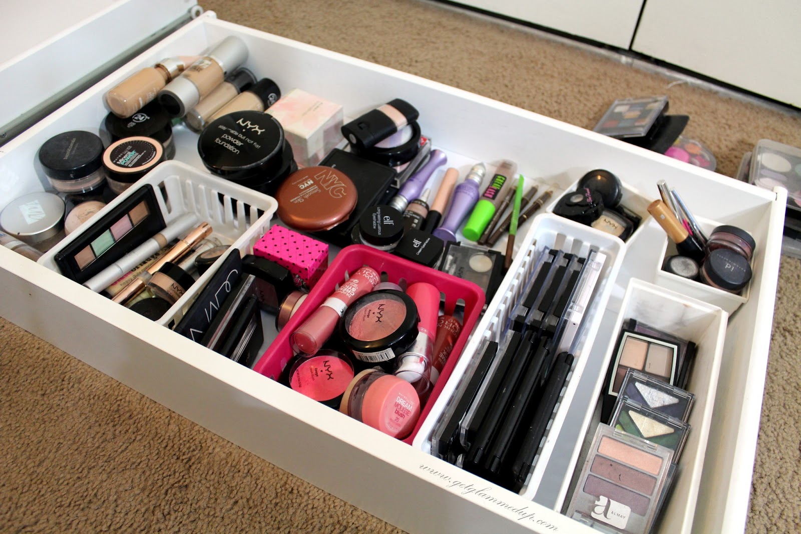 Organização Criativa: Gaveta com Rolinhos de EVA para Batons e Produtos Pequenos - inspiração