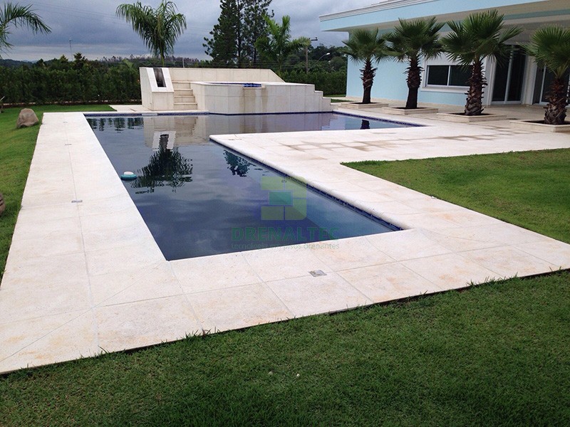 Piso Antiderrapante Drenante para Bordas de Piscina Seguras e Modernas - detalhe