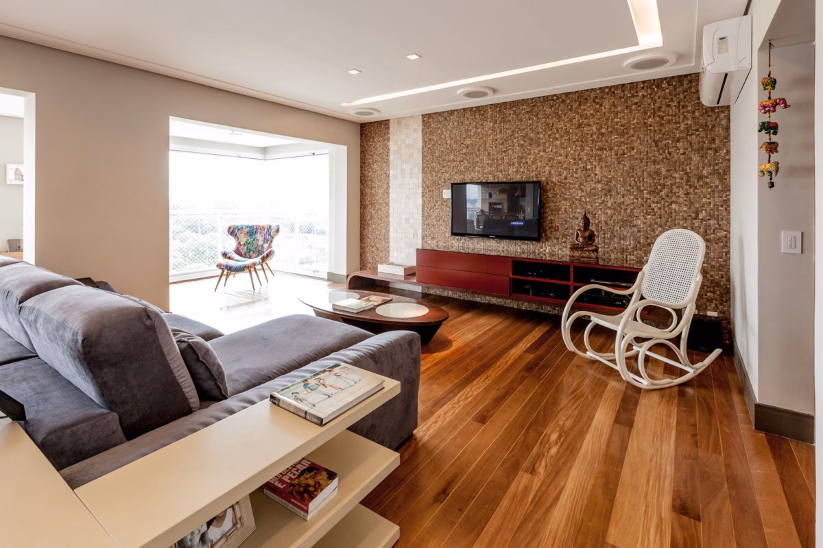 Piso Flutuante Escuro com Plantas: Natureza Dentro de Casa - inspiração