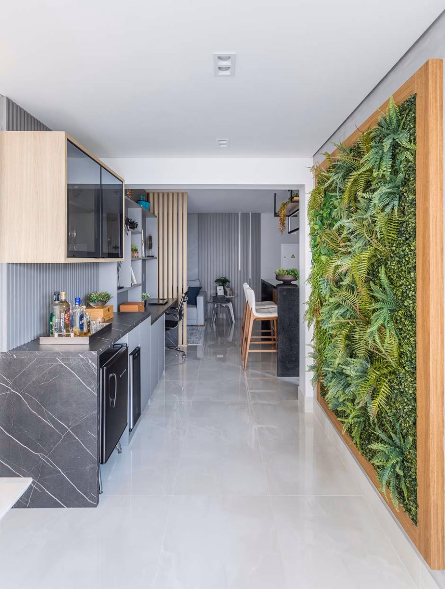 Cozinha e Sala de Estar com Divisória Vazada e Jardim Vertical - detalhe