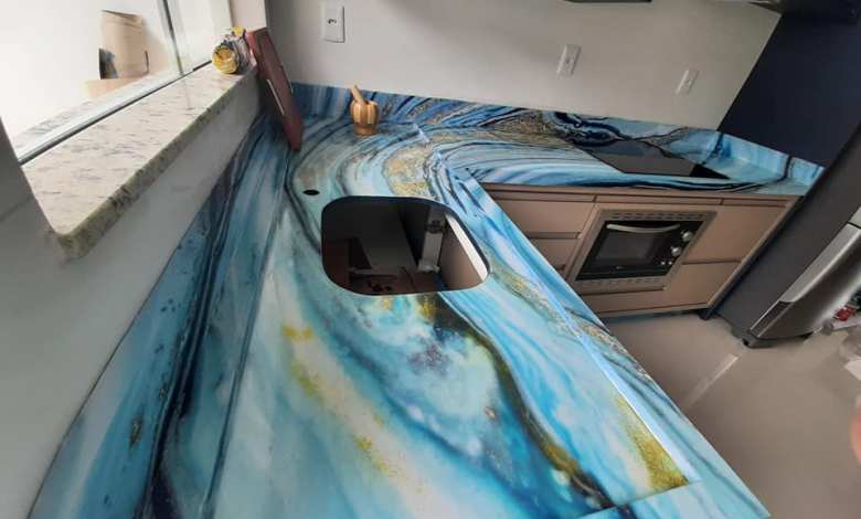 Cozinha Vibrante com Porcelanato Líquido Azul Turquesa e Toques Tropicais - ideia