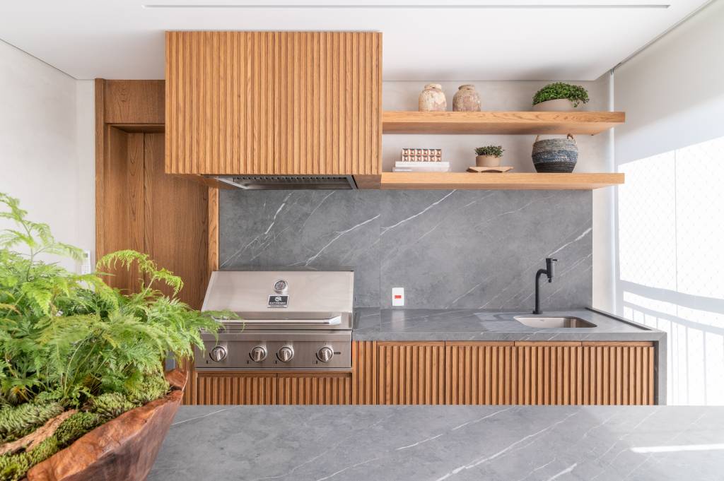 Varanda Gourmet com Churrasqueira e Revestimentos em Tons Neutros - ideia