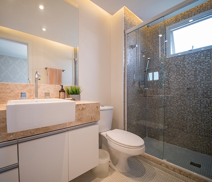 Banheiro Pequeno com Pastilhas Coloridas no Box - ideia