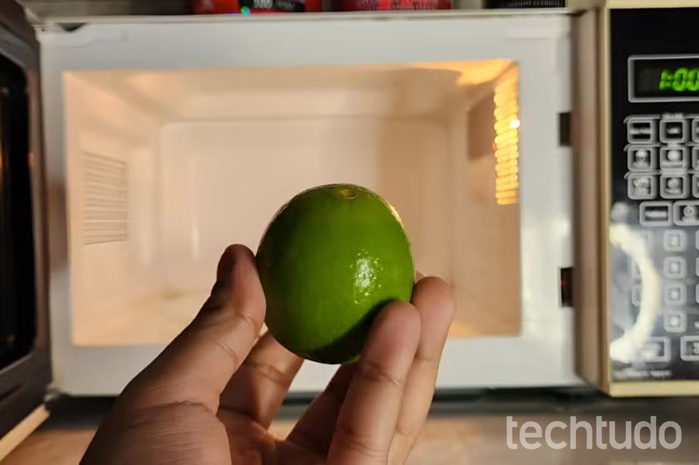 Pasta de Limpeza DIY com Limão e Sal: Esfoliação para Seu Micro-ondas! - detalhe