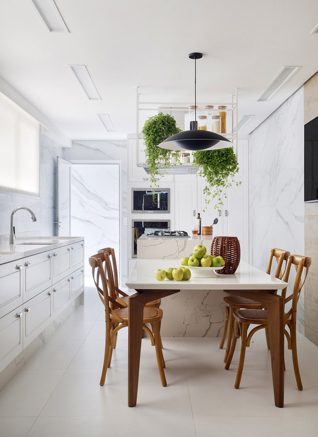 Com Bancada de Quartzo Branco e Luminárias Pendentes - inspiração