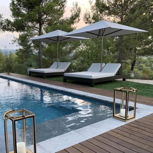 Com ombrelone integrado: sombra e água fresca sem sair do lugar - inspiração