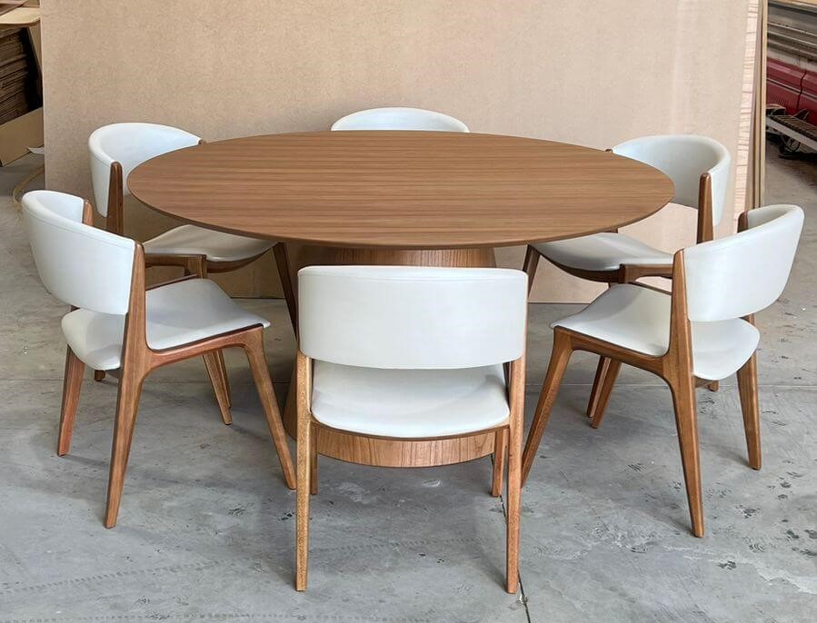 Em madeira maciça com acabamento natural: aconchego e durabilidade - ideia