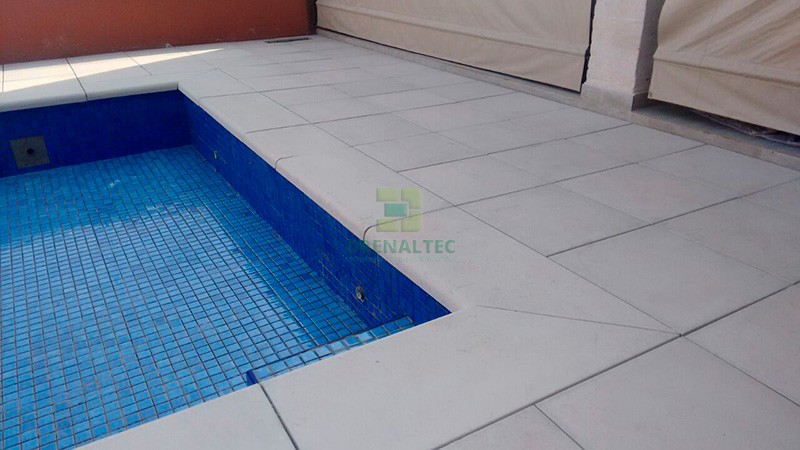 Piso Antiderrapante Drenante para Bordas de Piscina Seguras e Modernas - ideia