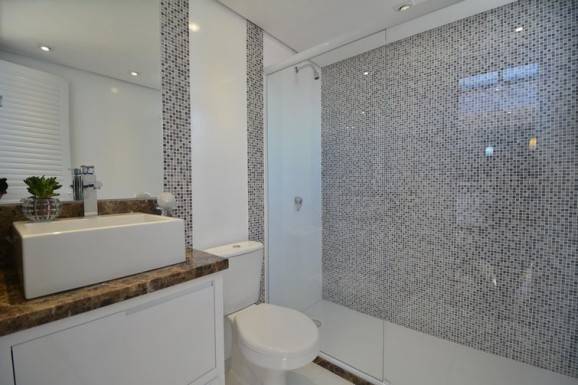 Banheiro Pequeno com Detalhes em Pastilha: Mix de Cores e Texturas - detalhe