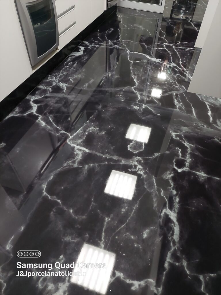 Estilo Retrô Modernizado com Porcelanato Líquido Preto e Branco Geométrico - inspiração