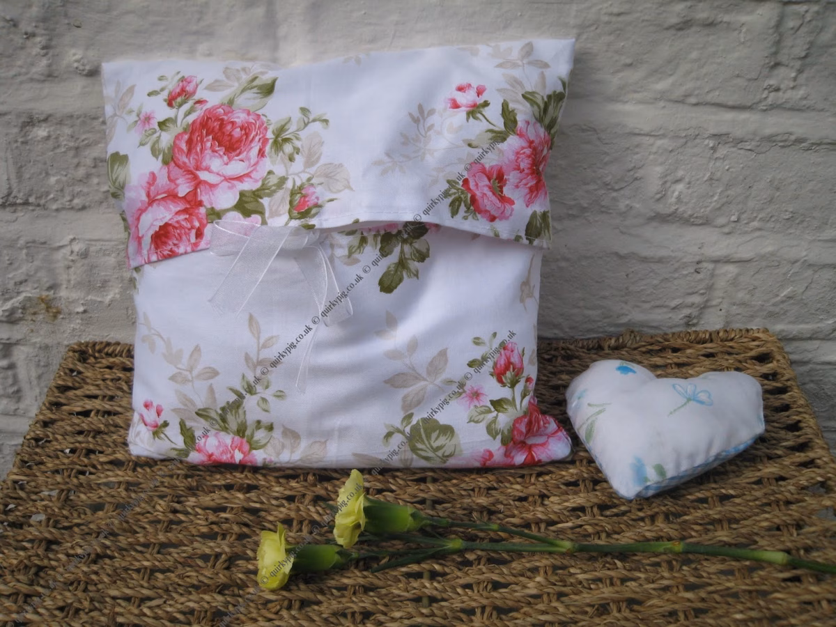 Travesseiros Enfeitados com Flores Secas: A Natureza no Seu Quarto - detalhe