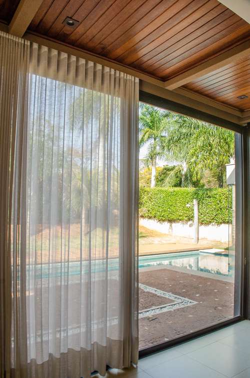 Cortineiro Sobreposto com Acabamento em Boiserie: Charme Clássico - detalhe