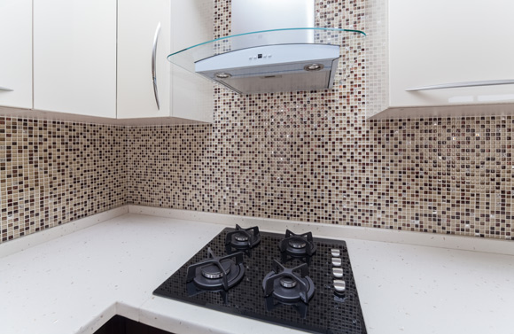 Cozinha Compacta com Pastilhas: Ampliando o Espaço com Brilho - ideia