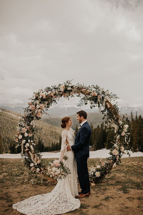 Cerimônia ao Ar Livre com Arco de Galhos e Tecidos Leves - ideia